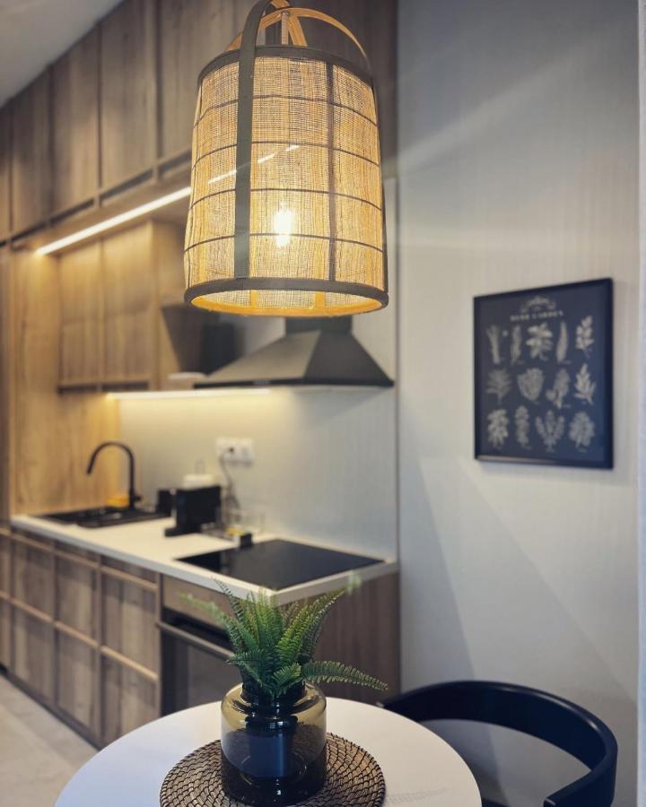 Luxurious Wooden Detail Flat In City Center Chalkida Exterior foto