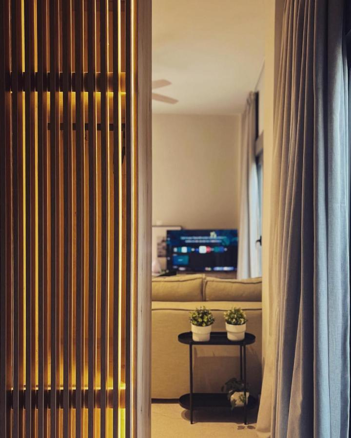 Luxurious Wooden Detail Flat In City Center Chalkida Exterior foto