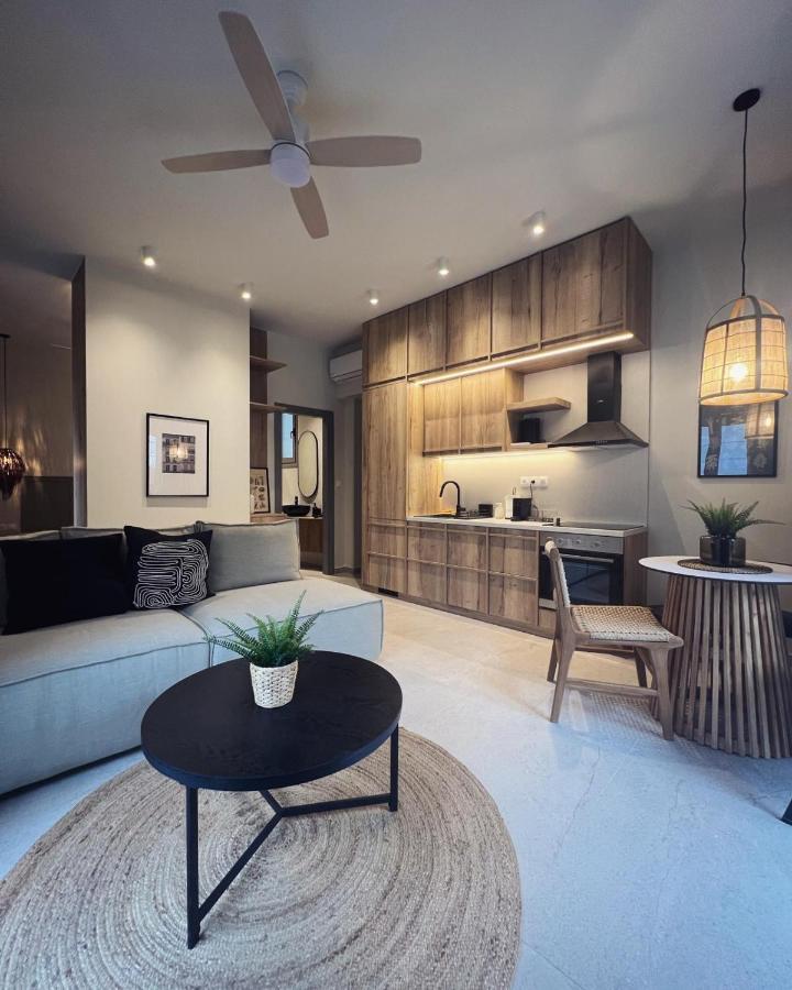 Luxurious Wooden Detail Flat In City Center Chalkida Exterior foto