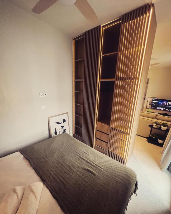 Luxurious Wooden Detail Flat In City Center Chalkida Exterior foto