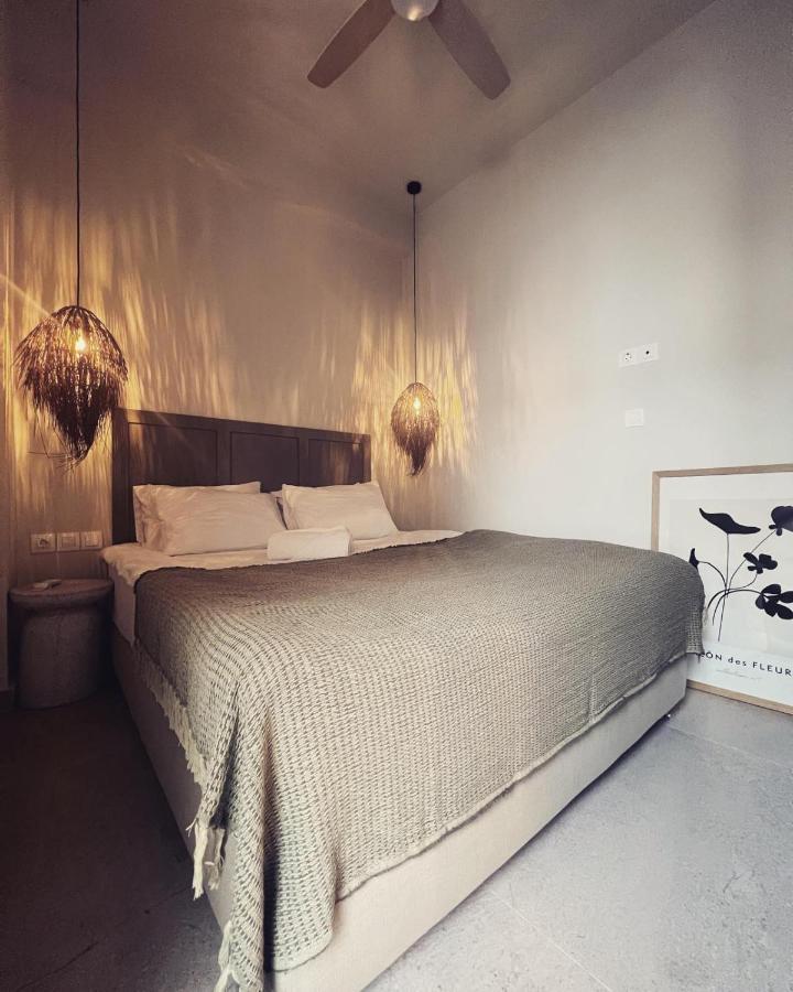 Luxurious Wooden Detail Flat In City Center Chalkida Exterior foto