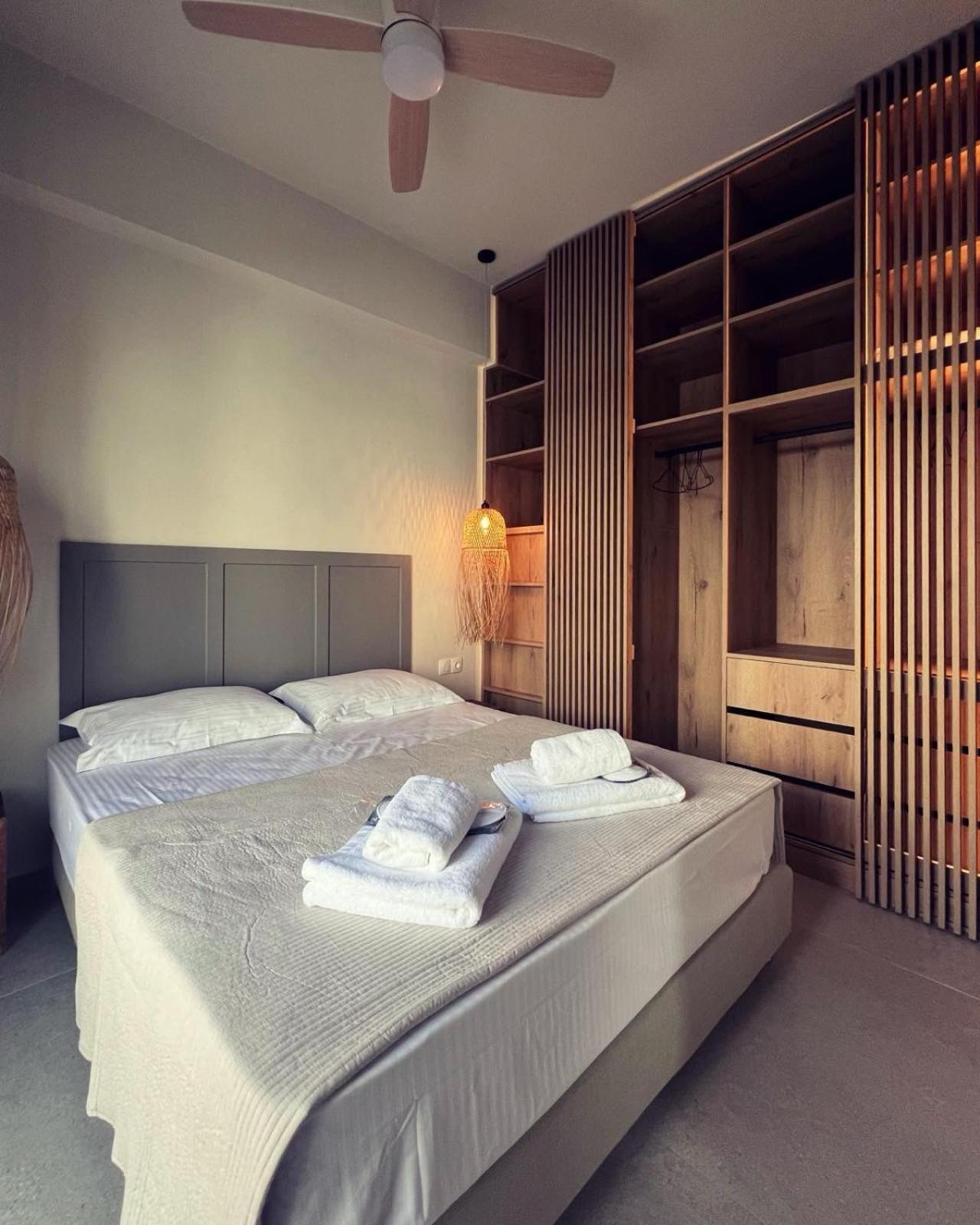Luxurious Wooden Detail Flat In City Center Chalkida Exterior foto