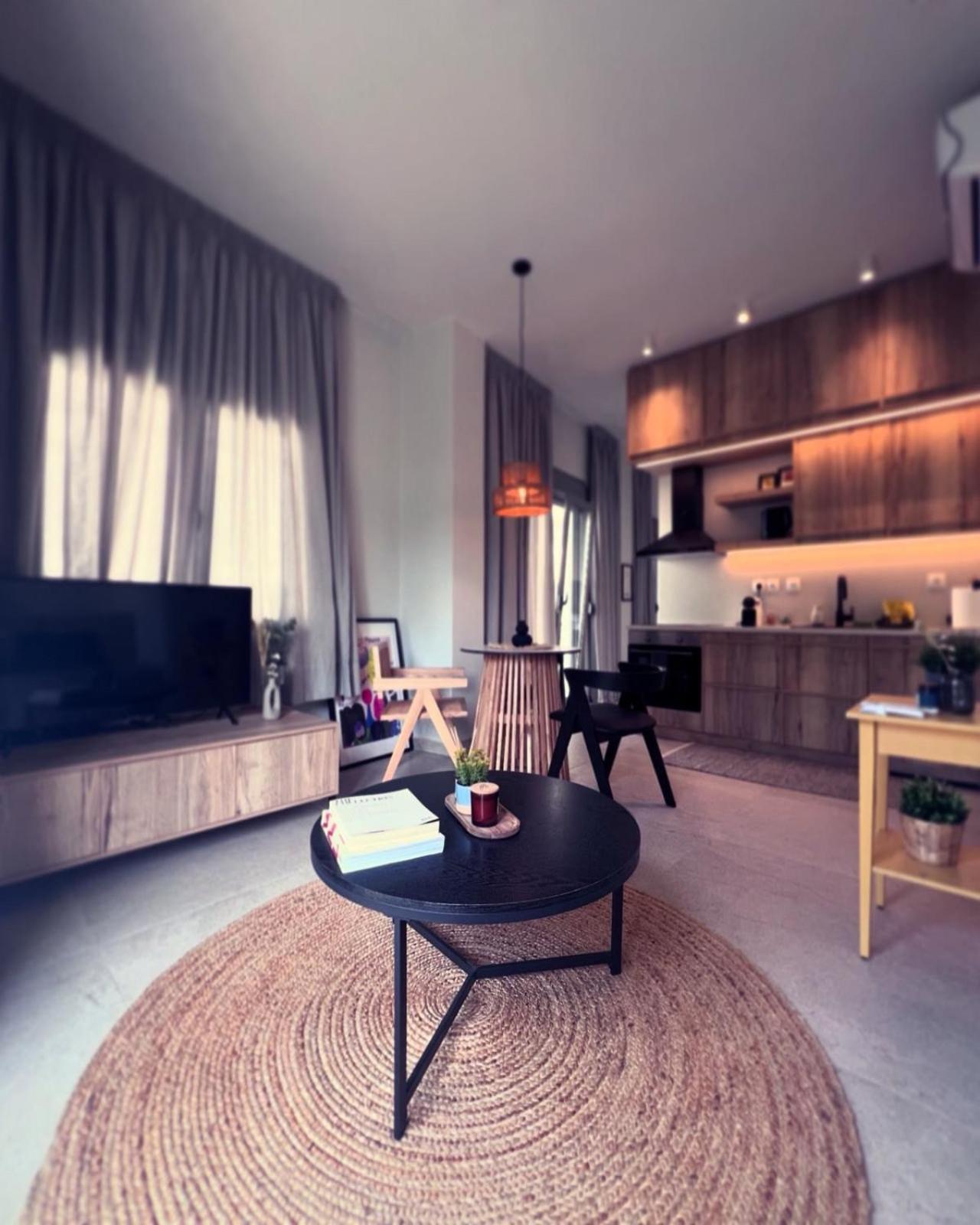 Luxurious Wooden Detail Flat In City Center Chalkida Exterior foto
